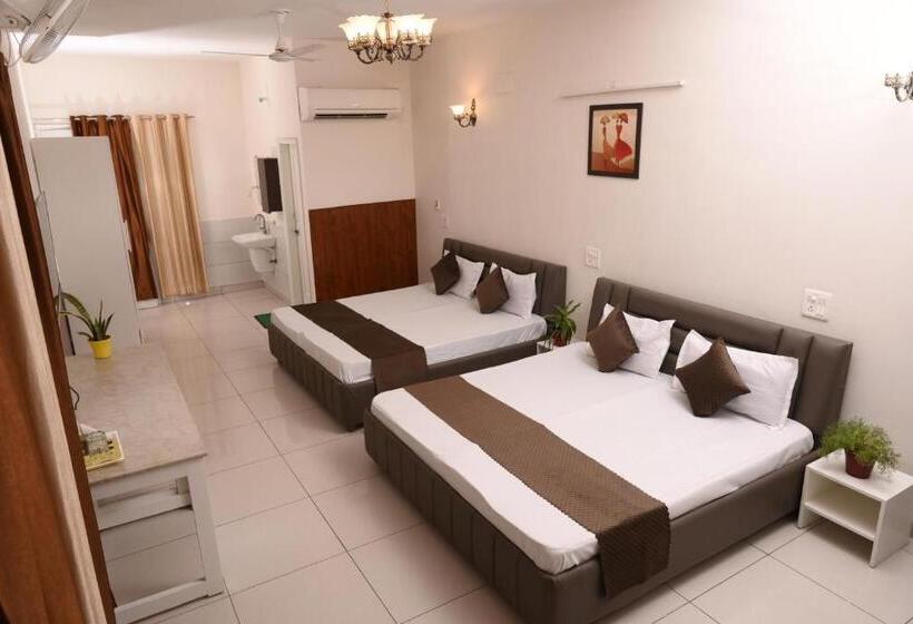 اتاق سوپریور با تخت بزرگ, Patiala Inn