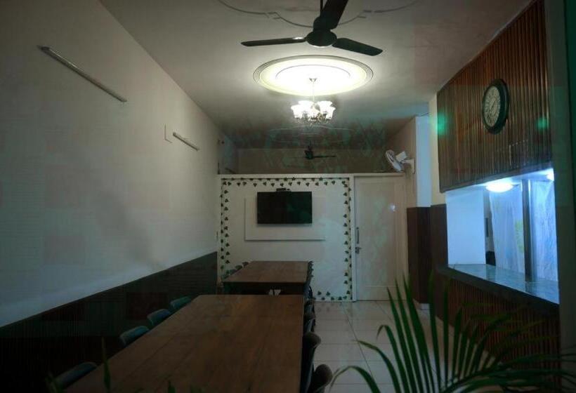 اتاق سوپریور با تخت بزرگ, Patiala Inn