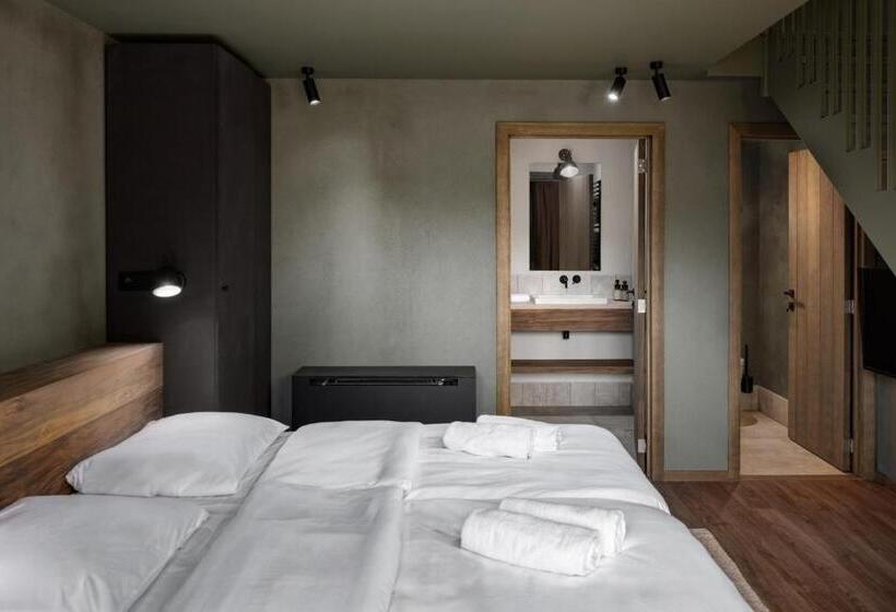 Четырехместный Номер Стандарт, Hillview Hotel Grandvoir