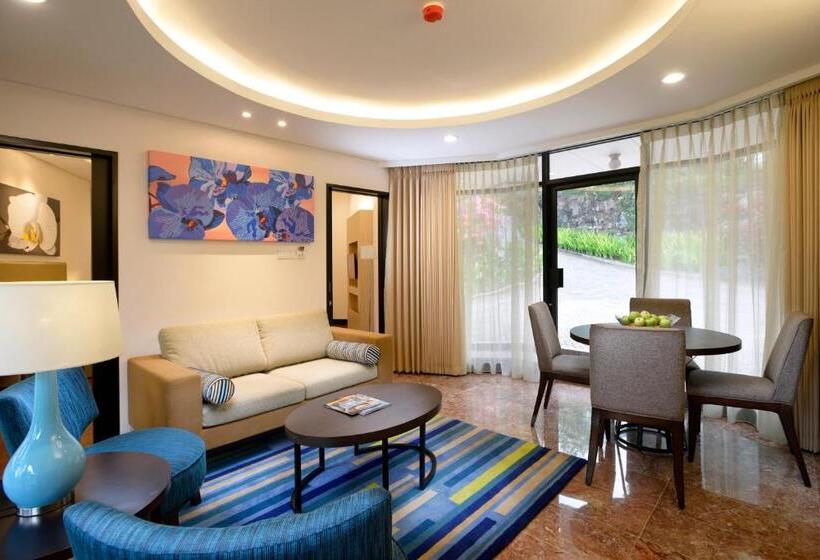 Люкс с Террасой, Surya Hotel & Cottages Prigen