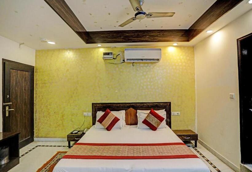 اتاق سوپریور, Anand Near Karol Bagh Metro Station