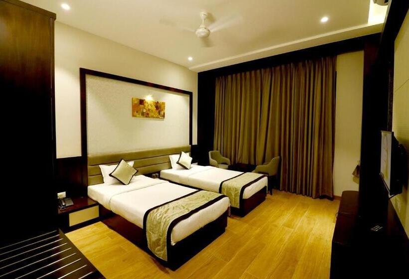 Номер Deluxe, The Royal Inn