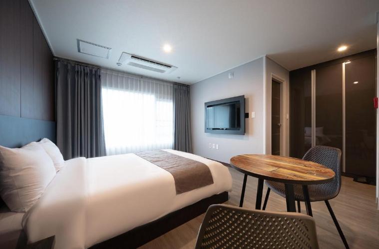 اتاق لوکس, Jin Motel