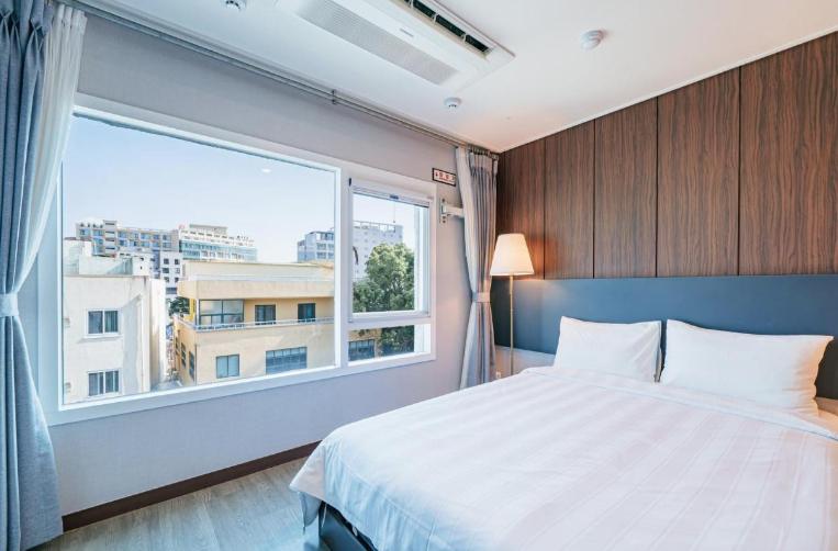 اتاق لوکس, Jin Motel