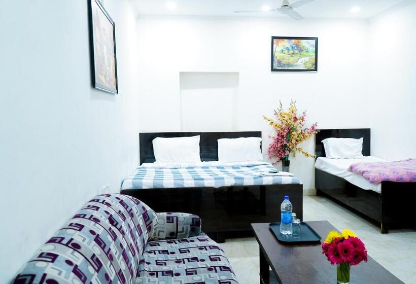 اتاق لوکس, Tom   Jungpura Chruch Road