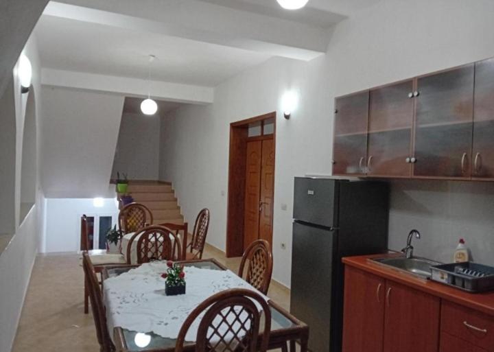 اتاق کلاسیک سه تخته, Guest House Irvin