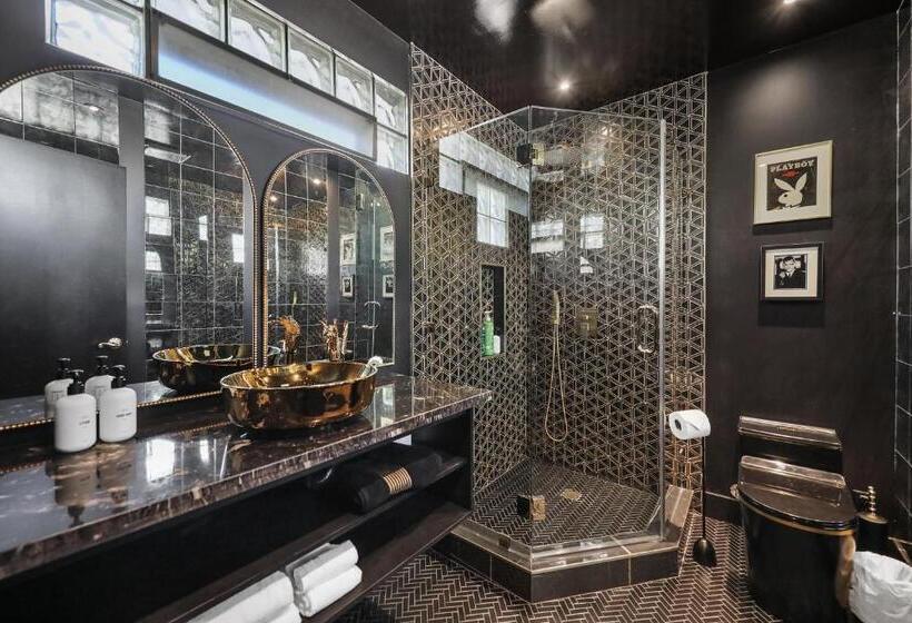 Suite Deluxe Lit King Size, The Playmate Suite  Sophisticated Tribute To Hugh S Girls