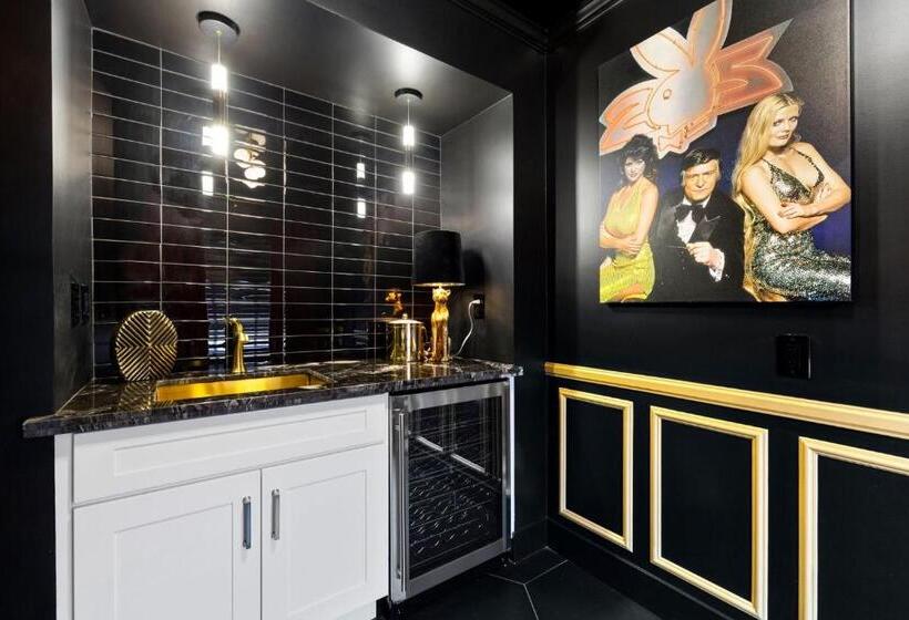 Suite Deluxe Lit King Size, The Playmate Suite  Sophisticated Tribute To Hugh S Girls