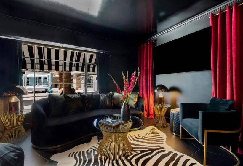 Suite Deluxe Lit King Size, The Playmate Suite  Sophisticated Tribute To Hugh S Girls