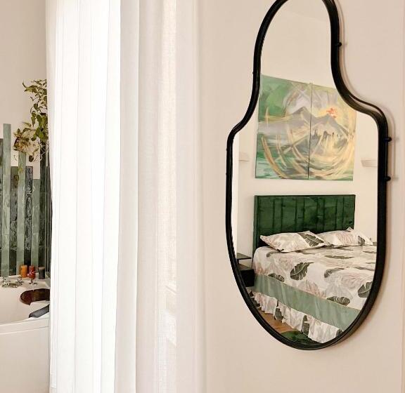 اتاق لوکس با تخت بزرگ, Portico 32