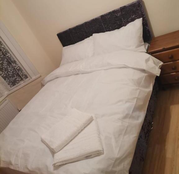 Номер Стандарт Вид на Сад, Double Room Near London Seven Kings Train Station