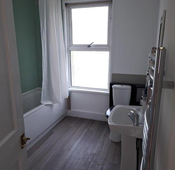 Номер Economy Индивидуальный, Double Room Near London Seven Kings Train Station