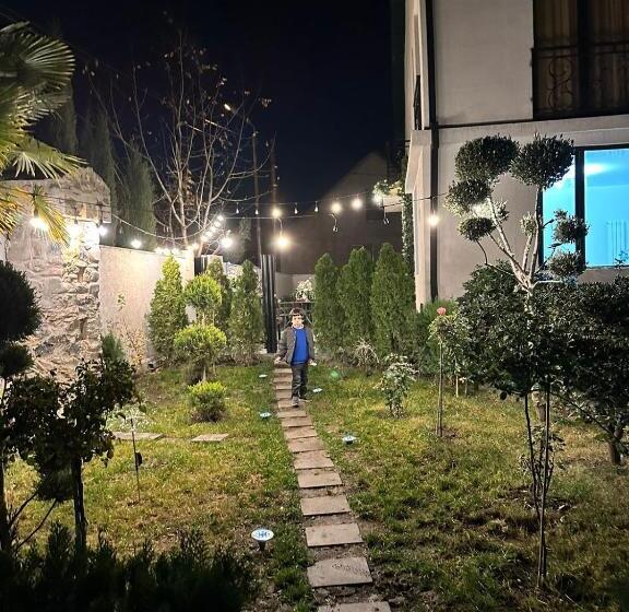 اتاق لوکس, Larda Tbilisi