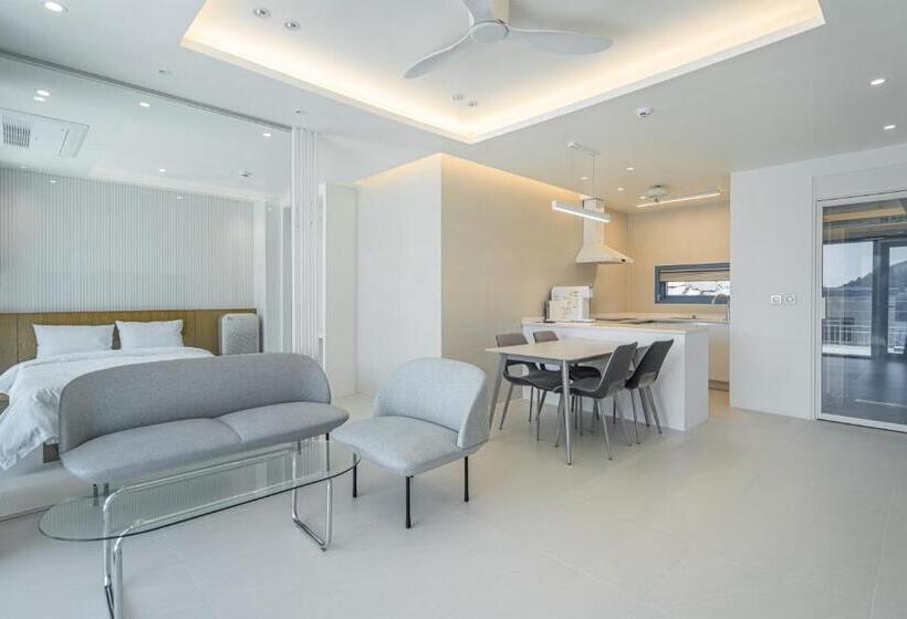 اتاق استاندارد با چشم‌انداز دریا, Yeosu Blueara Premium Pool Villa