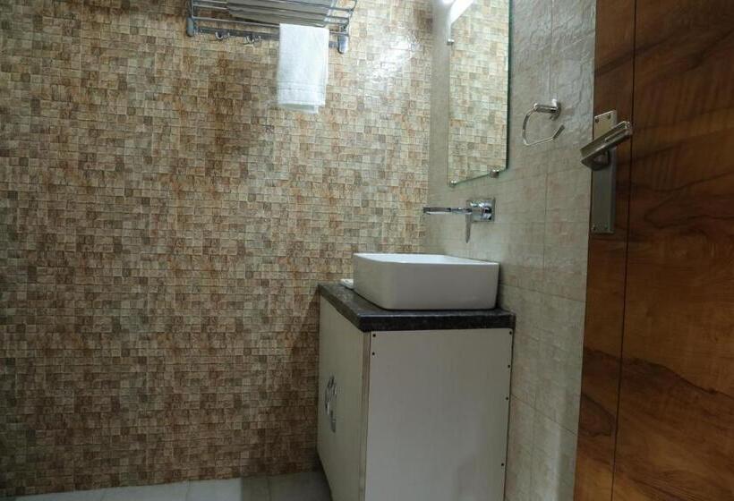 اتاق استاندارد, The Sandalwood Hotel I Sec 38 I Near Medanta Medicity Gurgaon