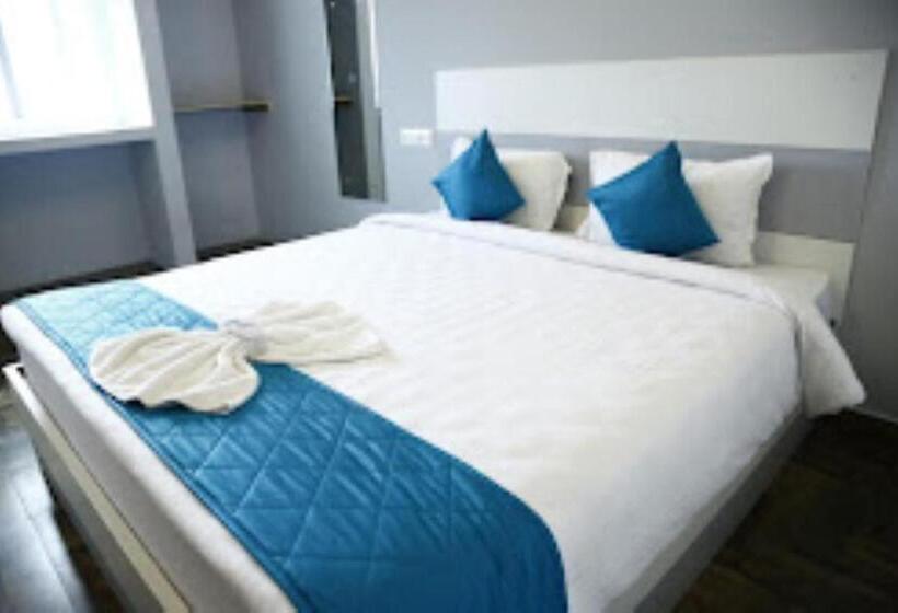 Люкс, The Base Inn Puducherry