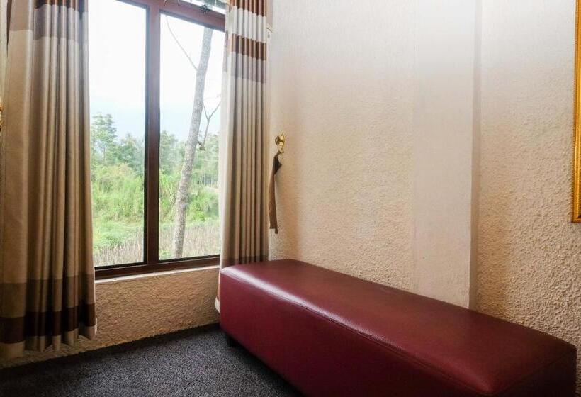 Номер Deluxe, Reddoorz Syariah @ Jalan Dieng Wonosobo 2