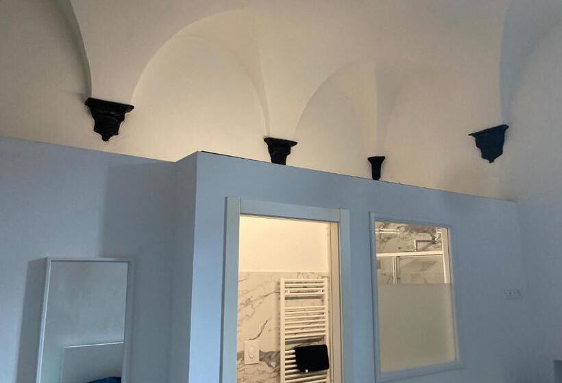 اتاق سوپریور با تخت بزرگ, Archivolto Del Teatro