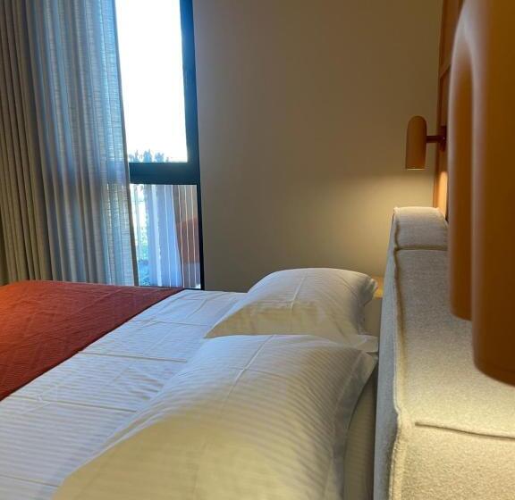 Deluxe Suite King Bed, Square Inn Garden Apart