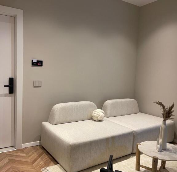 1 Bedroom Penthouse Apartment, Square Inn Garden Apart