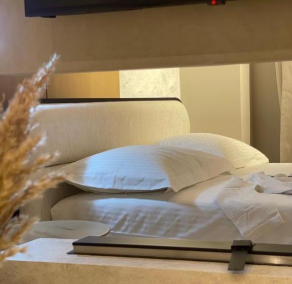 1 Bedroom Penthouse Apartment, Square Inn Garden Apart