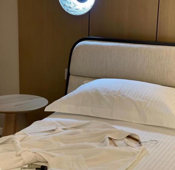 1 Bedroom Penthouse Apartment, Square Inn Garden Apart