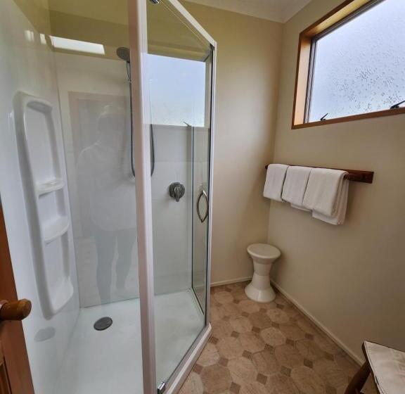 Бунгало Стандарт 3 Спальни, Manapouri Holiday Park