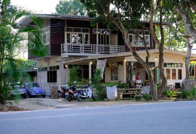 تختخواب در اتاق مشترک, Yor Song Hostel