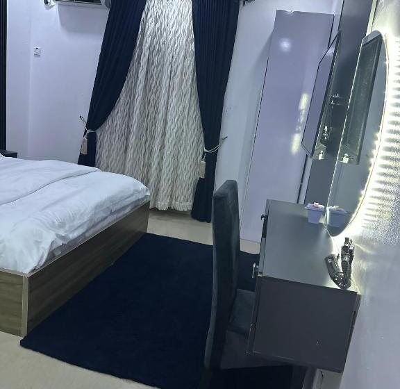 Deluxe Suite King Bed, Flowers
