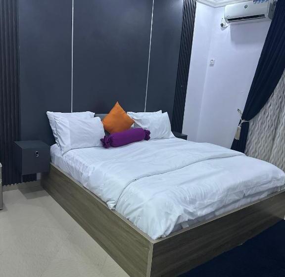 Deluxe Suite King Bed, Flowers