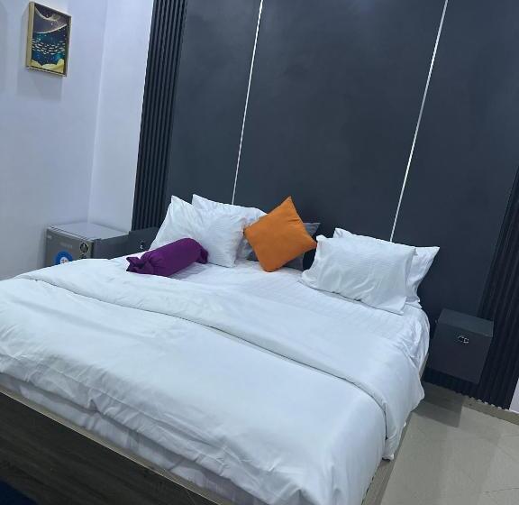 Deluxe Suite King Bed, Flowers