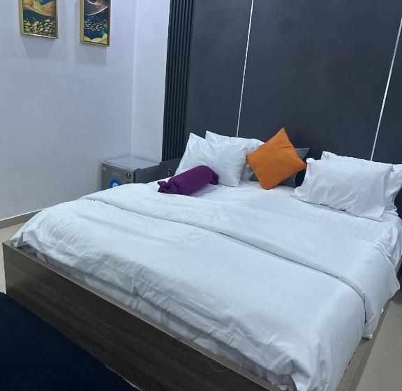 Deluxe Suite King Bed, Flowers