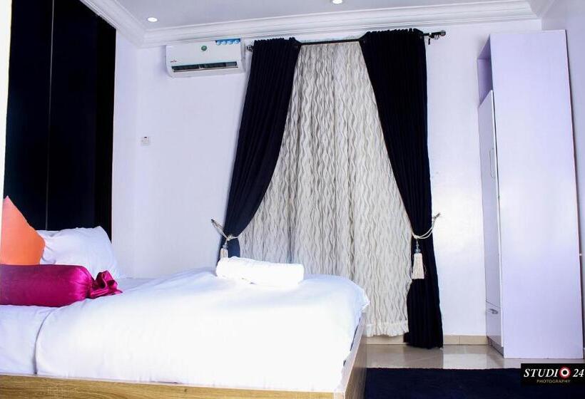 Deluxe Suite King Bed, Flowers