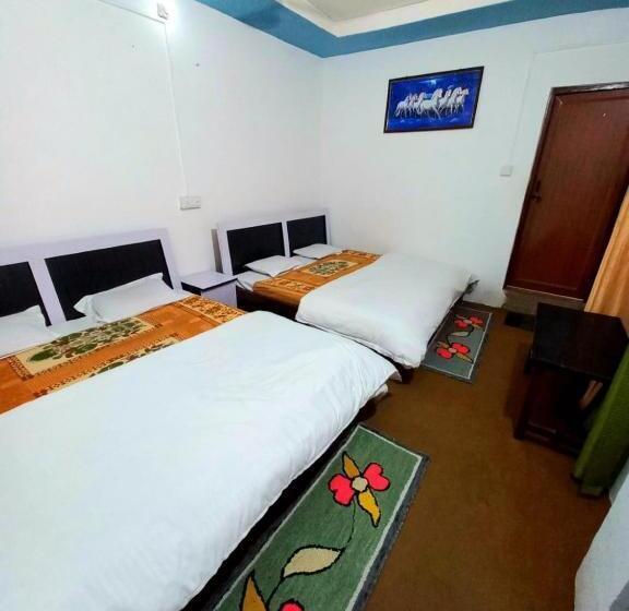 Номер Стандарт Трехместный, White House Resort, Ukhimath