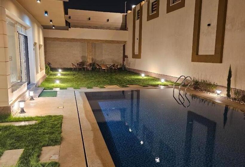 استودیوی استاندارد, Majestic Oak Suite