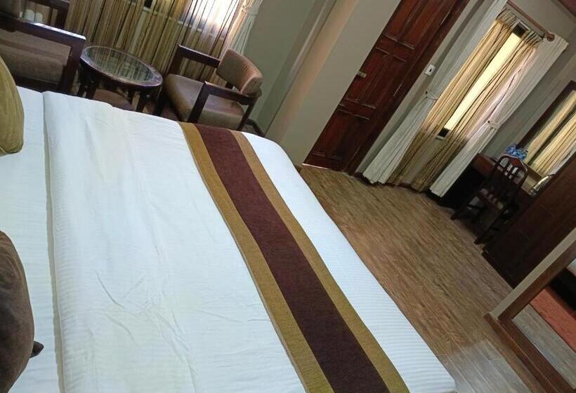 اتاق لوکس خانوادگی, Serling Guest House