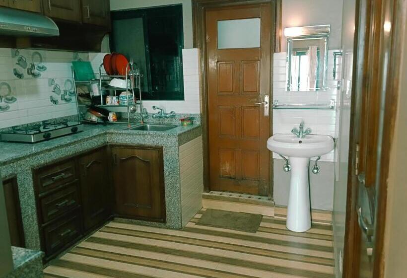 اتاق لوکس با بالکن, Serling Guest House