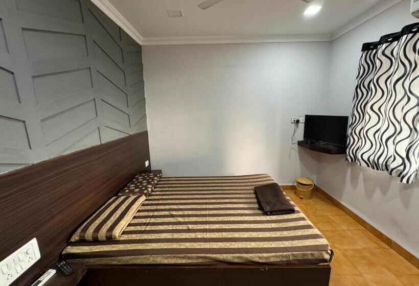 标准间, Frankies Holiday Inn