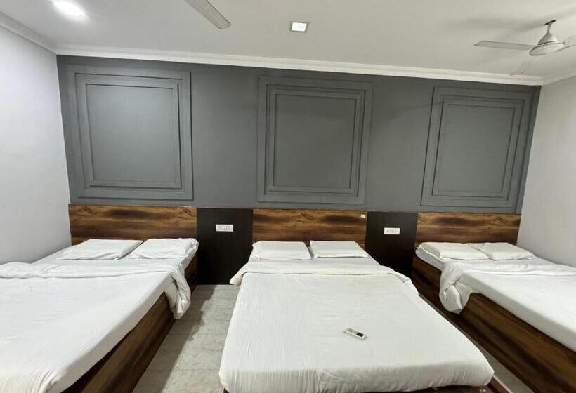 标准三人间, Frankies Holiday Inn