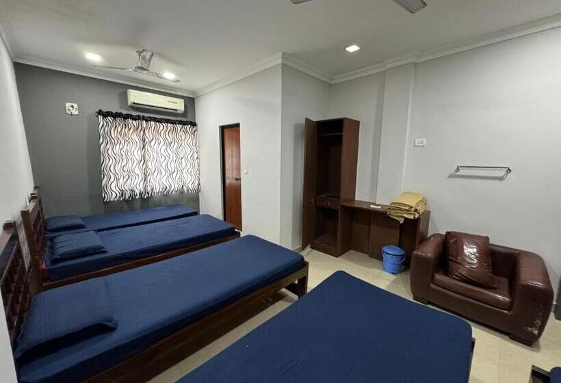 标准三人间, Frankies Holiday Inn