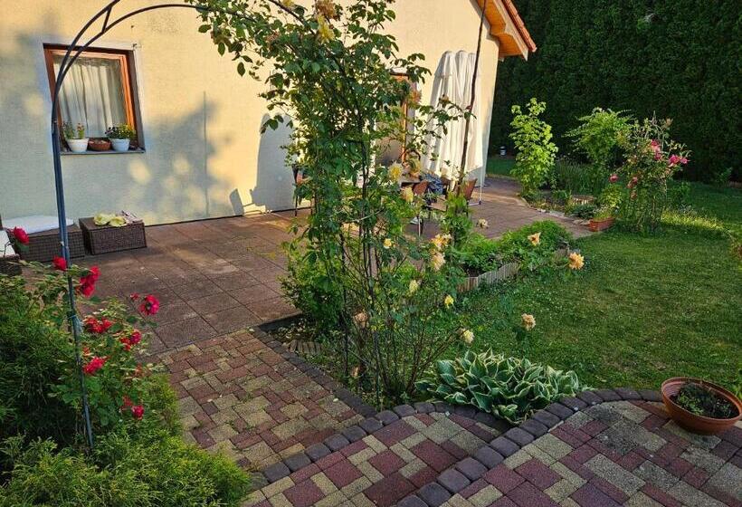 Трехместный Номер Стандарт Вид на Сад, Czech Paradise Family Guest House With Breakfast & Garden
