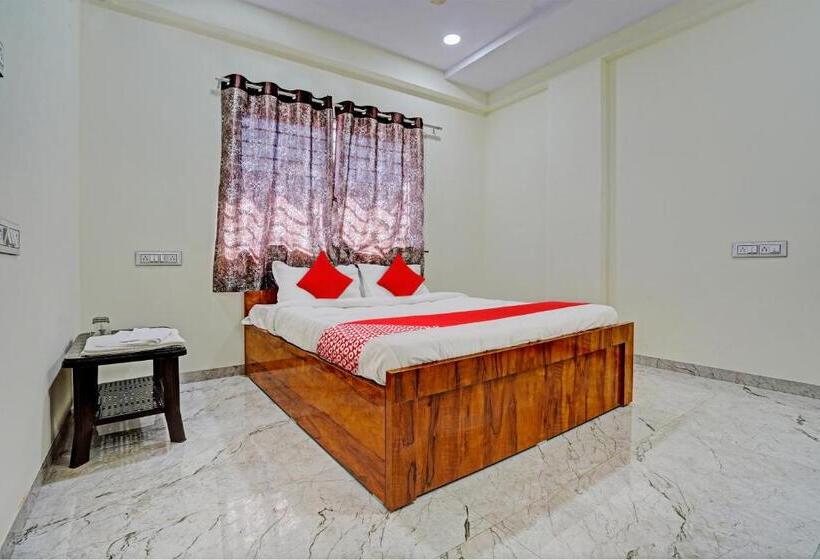 اتاق کلاسیک سه تخته, Oyo Flagship Bluebird Service Apartment