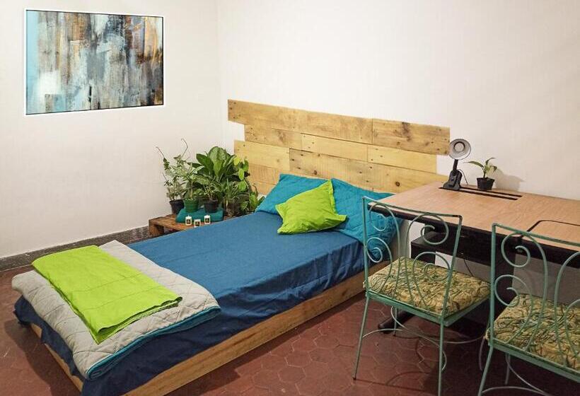 اتاق لوکس, Hostel B