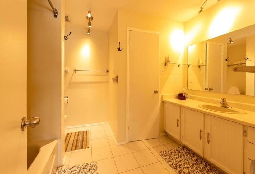 Апартаменты 3 Спальни, Comfortable House Located 10 Minutes From Downtown