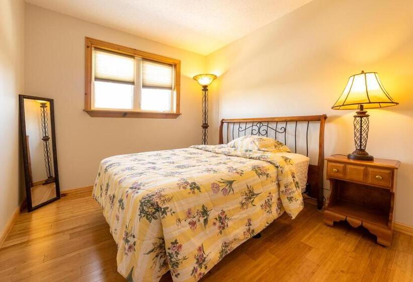 Апартаменты 3 Спальни, Comfortable House Located 10 Minutes From Downtown