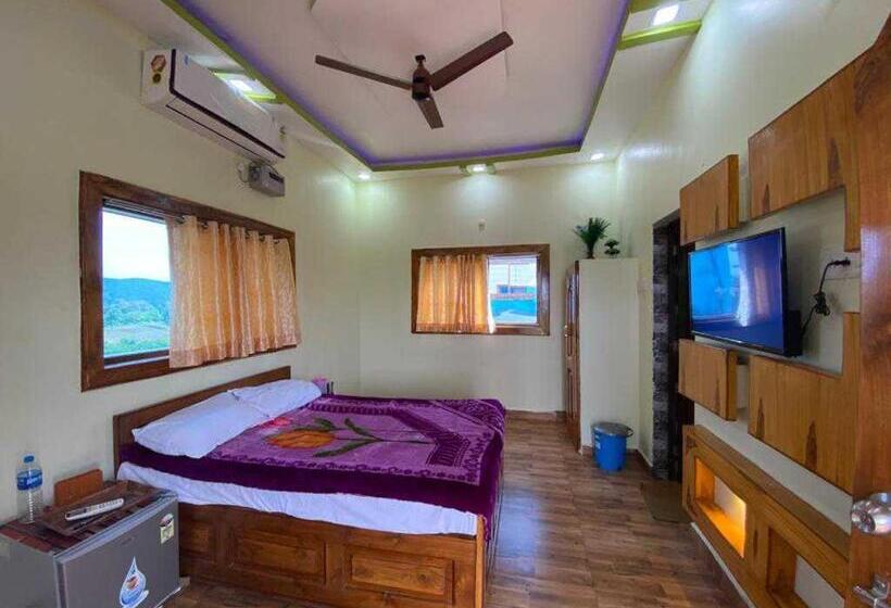 Трехместный Номер Классика, Capital O Jungle Resort And Restaurant