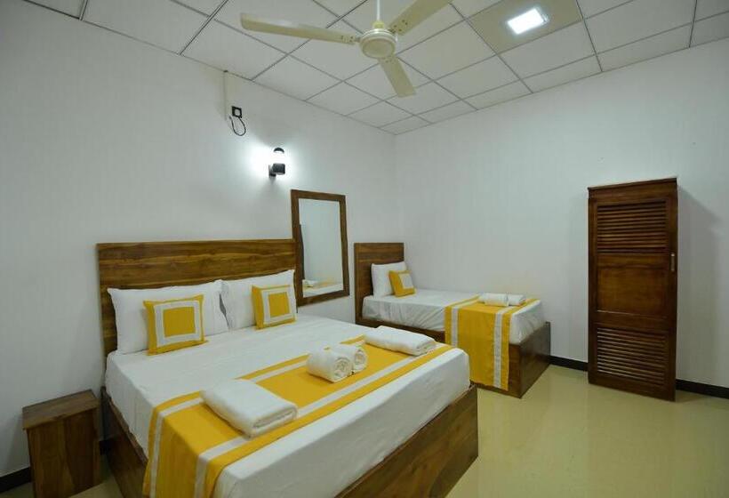 اتاق لوکس سه تخته, Wilroma Hotel&resort