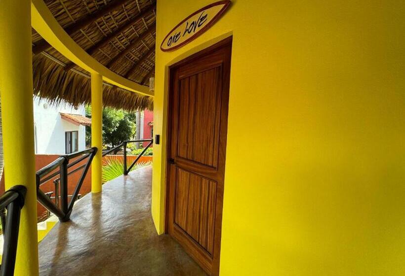 بانگلوی استاندارد, One Love Hostal Puerto Escondido