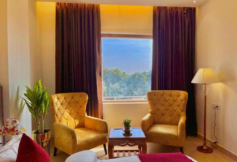 带大床的豪华间, Ganges Blossam   A Four Star Luxury Hotel & Resort