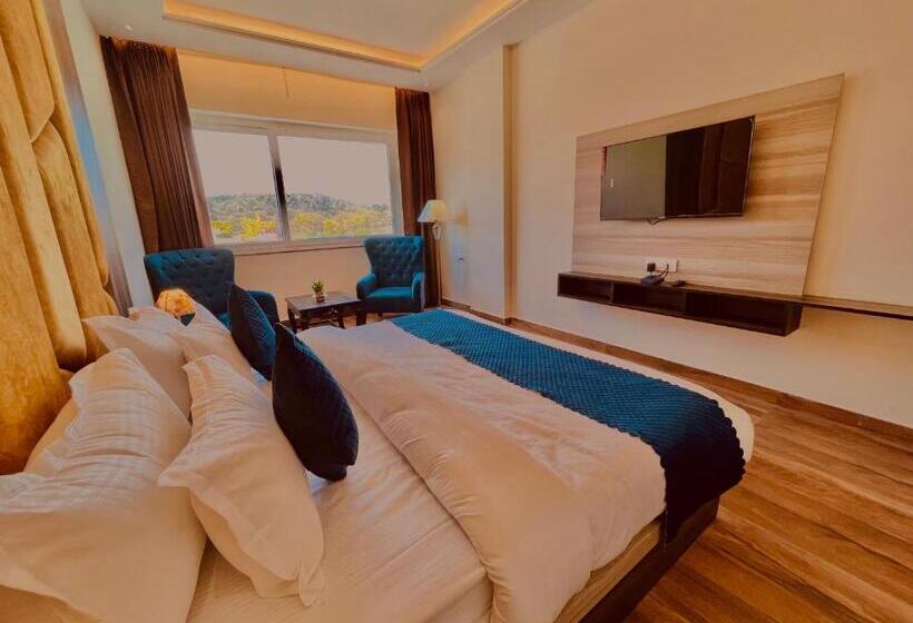带大床的豪华间, Ganges Blossam   A Four Star Luxury Hotel & Resort